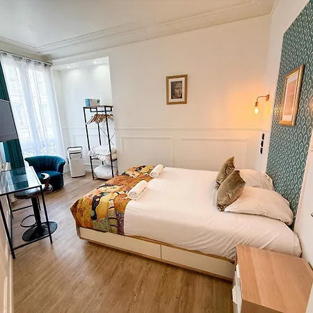 Urban Flat 107 - Sublime 4 Bedroom Opera Apartment