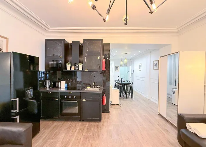 Urban Flat 107 - Sublime 4 Bedroom Opera