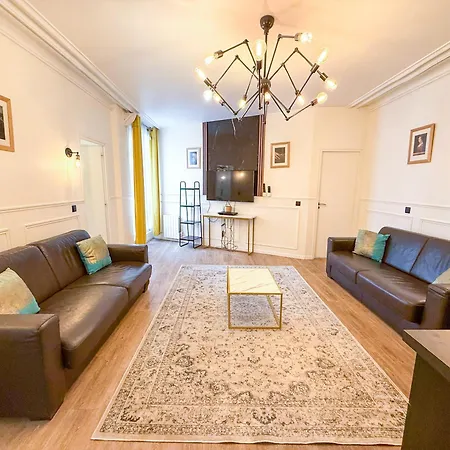 Urban Flat 107 - Sublime 4 Bedroom Opera